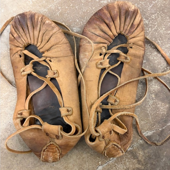 Vintage Tan Leather Women's Shoes lace up moccasins native american - Picture 4 of 4